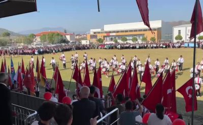 Muğla’da Atatürk’ün posterine yer verilmeyen geçiş töreninde, öğrencilere Erdoğan’ın fotoğrafı taşıtıldı