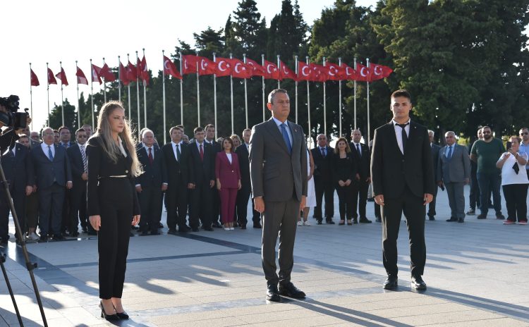 Özgür Özel Çanakkale’de! Şehitler abidesinde Atatürk anıtına çelenk bıraktı