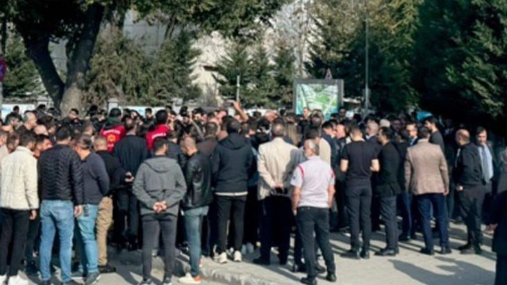 Gözaltındaki Ahmet Özer İçin Destek: Yurttaşlar Emniyetin Önünde Toplanıyor!