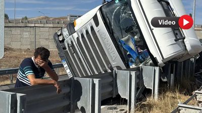 Sivas’ta keskin virajda tırı devrildi, sürücünün üzüntüsü görenleri de üzdü