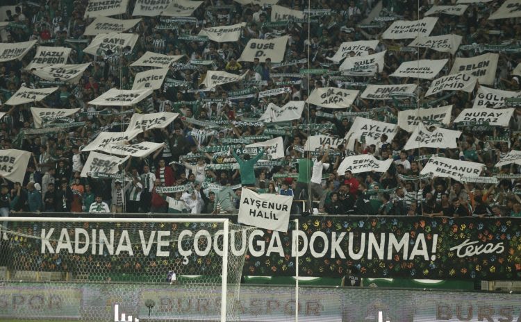 Bursaspor tribünleri Ayşenur, İkbal, kadın ve çocuklar için çok sayıda pankart açtı