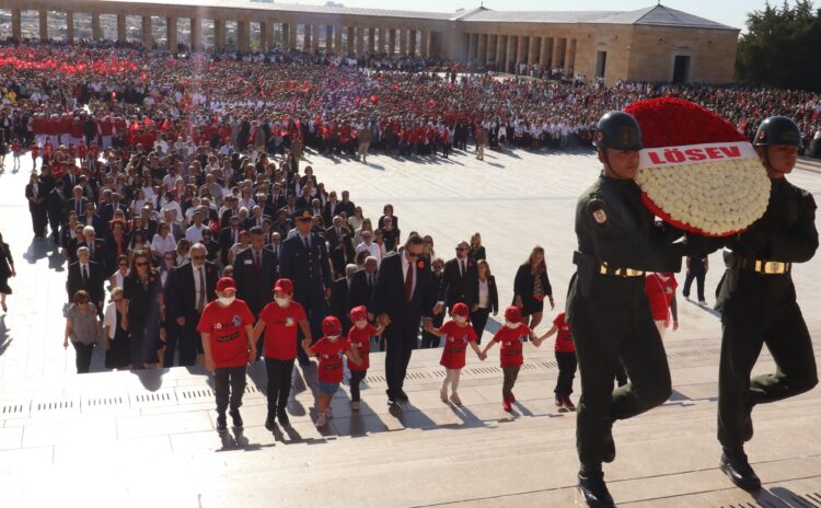 LÖSEV binlerce kişiyle Anıtkabir’i ziyaret etti!