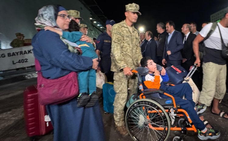 Lübnan’dan tahliye başladı! Deniz Kuvvetlerine ait ilk gemi Mersin’e geldi