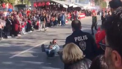 Motosikletli Polis Kalabalığa Daldı: 2 Polis Yaralandı