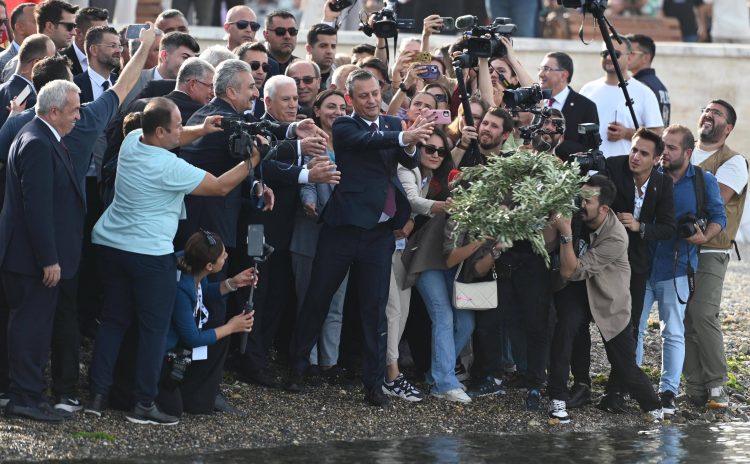 Mudanya’da mütareke coşkusu! Özgür Özel: ”Mustafa Kemal anılacak, İsmet Paşa anılacak. Cumhuriyet ilelebet payidar kalacak”