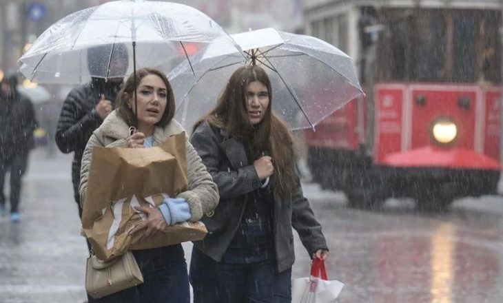 İstanbul’da beklenen fırtına başladı İstanbul için peş peşe uyarılar! Bu saatlere dikkat!