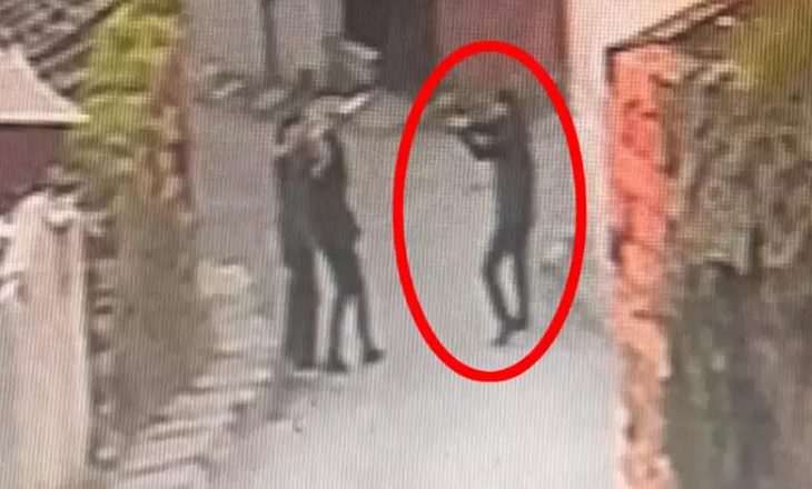 Beyoğlu’nda akılalmaz olay! Kız arkadaşının boğazına bıçak dayayan adamı silahla vurdu