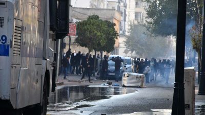 Batman’da Kayyum Atanmasını Protesto Eden Grup Polise Taş Attı